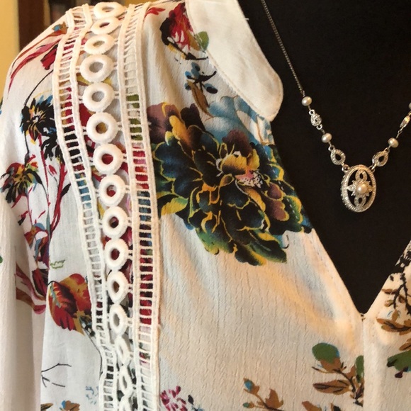 Beautiful White and Floral Eyelet Trim Tunic Top - Large - Picture 3 of 9